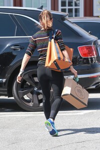 jennifer-garner-in-tights-shopping-in-brentwood-05-01-2019-12.jpg