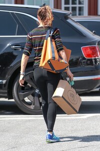 jennifer-garner-in-tights-shopping-in-brentwood-05-01-2019-3.jpg