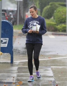 jennifer-garner-out-in-los-angeles-05-16-2019-3.jpg