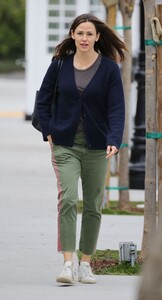 jennifer-garner-street-style-05-15-2019-0.jpg