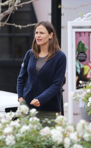 jennifer-garner-street-style-05-15-2019-1.jpg