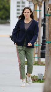 jennifer-garner-street-style-05-15-2019-3.jpg