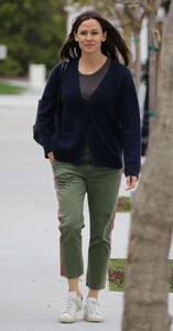 jennifer-garner-street-style-05-15-2019-4.jpg