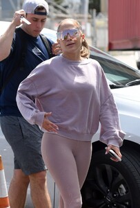 jennifer-lopez-in-tights-05-29-2019-3.jpg
