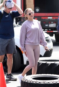 jennifer-lopez-in-tights-05-29-2019-5.jpg