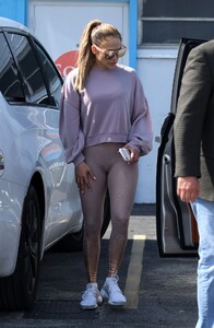jennifer-lopez-in-tights-05-29-2019-6.jpg
