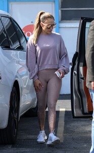 jennifer-lopez-in-tights-05-29-2019-7.jpg