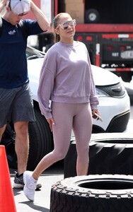 jennifer-lopez-in-tights-05-29-2019-9.jpg