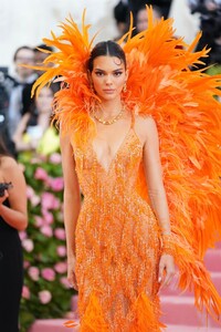 kendall-jenner-2019-met-gala-0.thumb.jpg.5e2b907acfa65f4b46da0e2209d80fe2.jpg