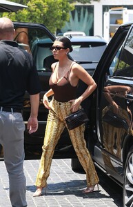 kourtney-kardashian-cecconi-s-west-hollywood-05-30-2019-4.jpg