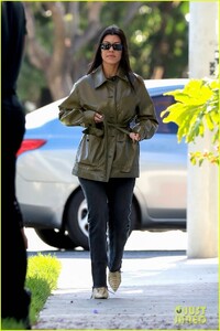 kourtney-kardashian-chic-leather-trenchcoat-for-afternoon-outing-01.jpg
