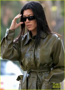 kourtney-kardashian-chic-leather-trenchcoat-for-afternoon-outing-02.jpg