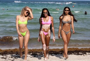 winnie-harlow-danielle-herrington-and-jasmine-sanders-beach-in-miami-05-09-2019-25.jpg