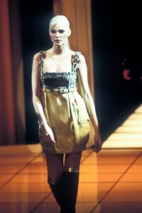 1082482622_Versace1994WomenRTW45.thumb.jpg.5f8af7822ae96c5e2056a5cfcc4368df.jpg