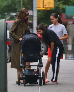 1182582470_Irina-Shayk-Out-in-New-York-19.thumb.jpg.2b9ddeb0003c0eb963383f0e2d76eb2a.jpg
