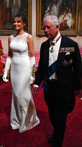 14323800-7098297-Melania_Trump_and_the_Prince_of_Wales_arrive_through_the_East_Ga-m-90_1559599590037.jpg