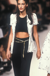 264616511_Chanel1995WomenRTW150.thumb.jpg.c2ddae38a3796eddec9f1e06fbd79b59.jpg