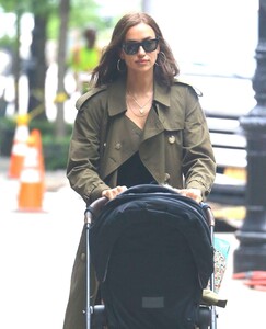 686204081_Irina-Shayk-Out-in-New-York-04.thumb.jpg.2f6a461c695760b048e84dd1aca0739c.jpg