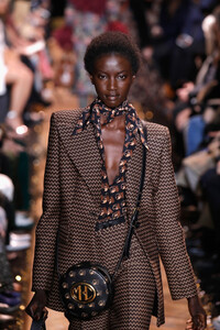91751941_MichaelKorsCollectionFall2019RunwayShowDUjbriAyhyXx.thumb.jpg.8909cc2bcede9f259f35741876e47d11.jpg