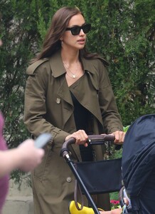 942573864_Irina-Shayk-Out-in-New-York-13.thumb.jpg.8d3e0e994b0de8bd034a55d5ca648f1b.jpg