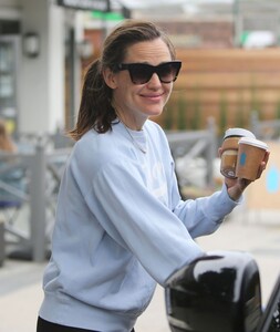 jennifer-garner-leaving-body-by-simone-in-brentwood-06-22-2019-0.jpg