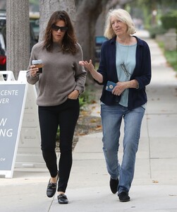 jennifer-garner-out-for-a-walk-in-santa-monica-06-05-2019-5.jpg