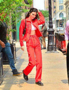 kendall-jenner-in-red-soho-nyc-06-01-2019-1.thumb.jpg.84419e886bed4cecf229a595cca435e2.jpg