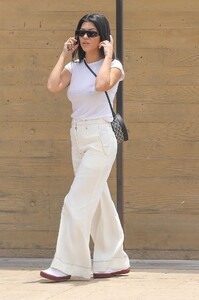 kourtney-kardashian-in-comfy-outfit-at-nobu-in-malibu-06-11-2019-6.jpg