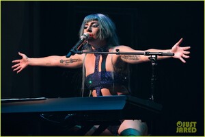 lady-gaga-apollo-theater-performance-04.jpg