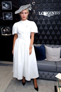 lottie-moss-longines-host-vips-at-royal-ascot-london-06-21-2019-3.jpg