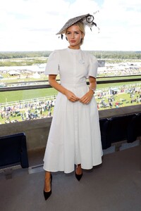 lottie-moss-longines-host-vips-at-royal-ascot-london-06-21-2019-4.jpg