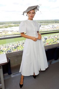 lottie-moss-longines-host-vips-at-royal-ascot-london-06-21-2019-5.jpg