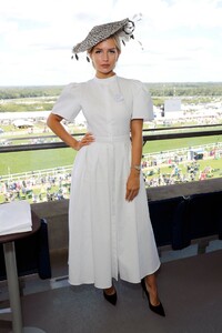 lottie-moss-longines-host-vips-at-royal-ascot-london-06-21-2019-8.jpg