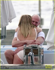 rosie-huntington-whiteley-jason-statham-pda-in-italy-37.thumb.jpg.fb7cd3677e132cdd0a74cc0d6771b4ea.jpg