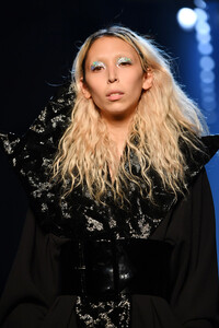 1320722330_JeanPaulGaultierRunwayParisFashionWeekj2Qe77UYt31x.thumb.jpg.29f0ffadd4f332596a1481bb938545c0.jpg