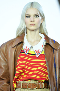 13607432_MiuMiuClub2020RunwaysnemXdl8z3hx.thumb.jpg.9ef4966af7d3226f46e1faf6597c813d.jpg