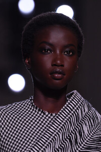 1647761800_GivenchyRunwayParisFashionWeekHauteCoutureKVp9XcZ_Bz-x.thumb.jpg.630e6cc39cb7539716920a3183a109bb.jpg