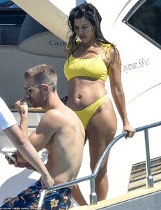 16558188-7291513-Fun_in_the_sun_Kourtney_Kardashian_showed_off_her_gym_honed_phys-a-1_1564192997586.jpg