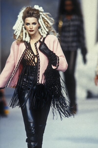 1677980517_Chanel1992HauteCouture54.thumb.jpg.3232f7ccb24466eeeac6dec4f6c34815.jpg