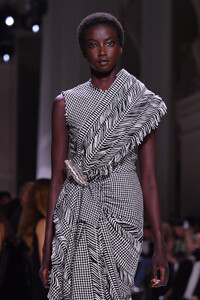 1733250441_GivenchyRunwayParisFashionWeekHauteCouturerqU-vbpRMa2x.thumb.jpg.2bee2b1e9d67f4f4835f091d64907ac9.jpg