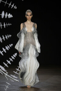 177116790_IrisVanHerpenRunwayParisFashionWeekwrxJqZQwAzFx.thumb.jpg.7e09ab5e568c2ede6f6b3b4b6a3c8236.jpg
