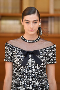 1817411533_ChanelRunwayParisFashionWeekHauteCoutureeB8Uk6uNTLlx.thumb.jpg.8c83e53bd870797020459fbdcd52e9ae.jpg