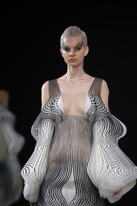 1906414804_IrisVanHerpenRunwayParisFashionWeekOtr4f9RLYWdx.thumb.jpg.650712e80961e57ab5584f2d5b0cfc3f.jpg