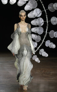 2057213138_IrisVanHerpenRunwayParisFashionWeekfOuPRx9_KMex.thumb.jpg.7320874c365d543ac28002b9193033de.jpg