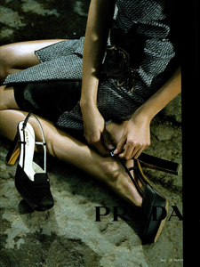 Meisel_Prada_Fall_Winter_03_04_04.thumb.png.1dba6240e6567cc1f28baa5e687d2916.png