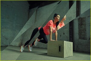 adriana-lima-models-pumas-new-lqd-cell-shatter-sneakers-07.thumb.jpg.101d97b15be233112e397400b0d80db8.jpg