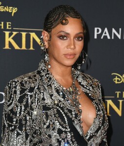 beyonce-the-lion-king-premiere-in-hollywood-12.jpg