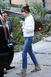 dakota-johnson-out-in-la-07-28-2019-2.jpg
