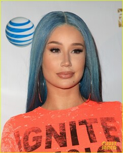 iggy-azalea-wears-blue-hair-for-performance-08.jpg
