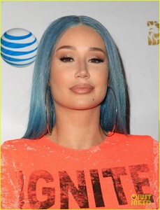 iggy-azalea-wears-blue-hair-for-performance-09.jpg